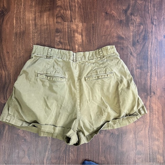Anthropologie Kelyn Pleated Green Shorts - Picture 6 of 7